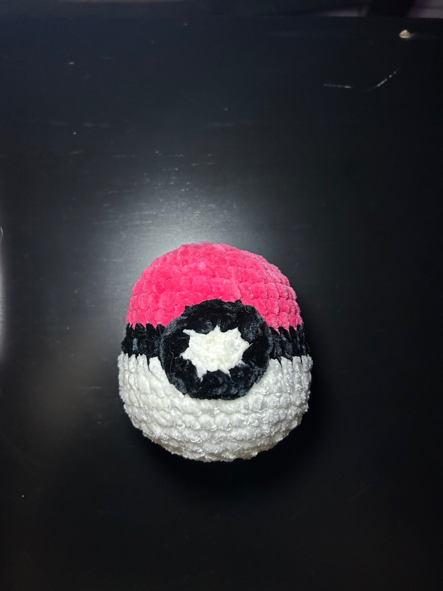 Pokeball amigurumi pink
