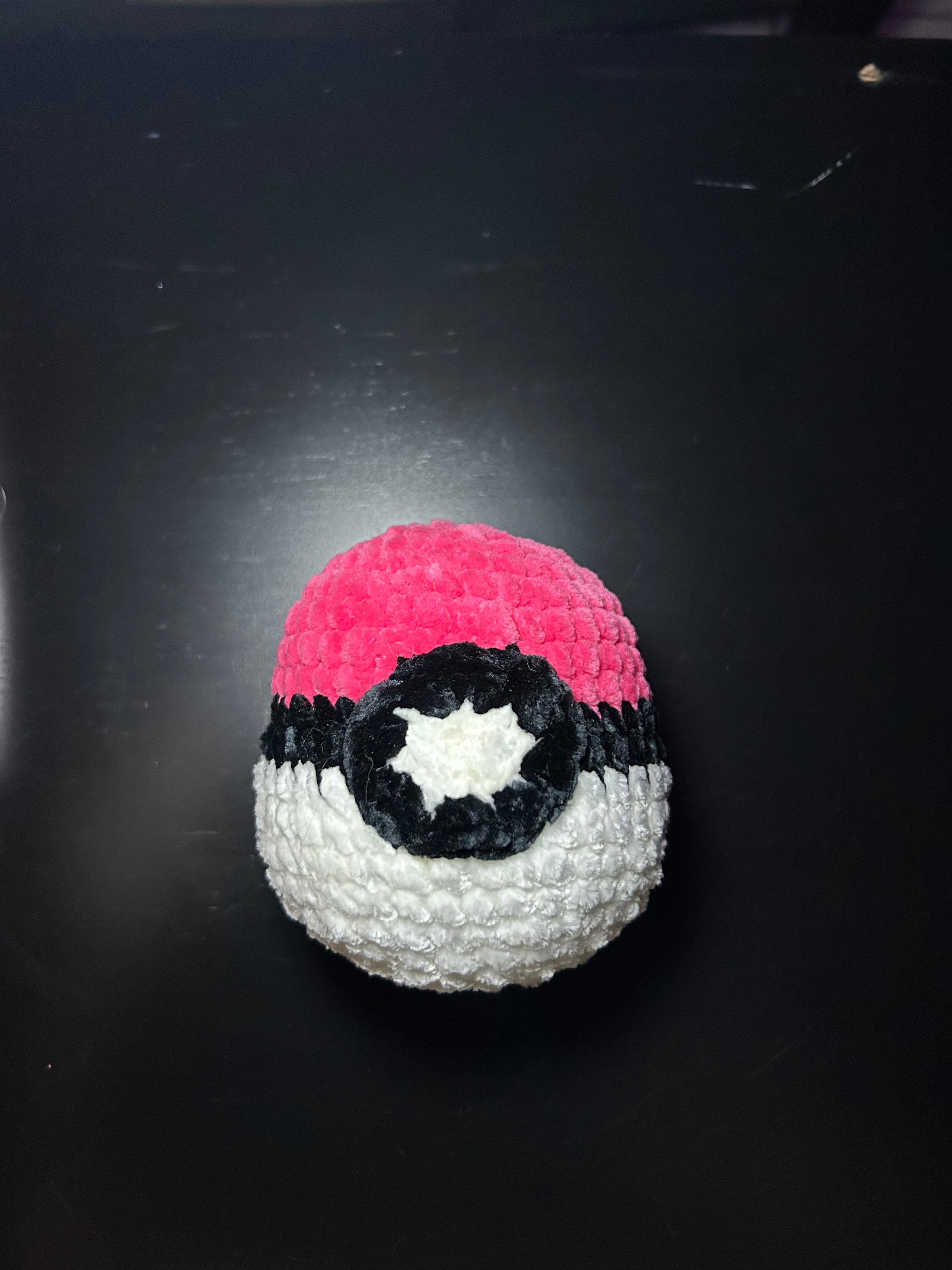 Pokeball amigurumi pink